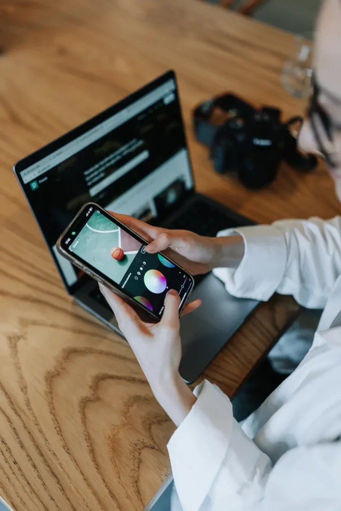 Smartfon z ikoną 5G wykorzystywany do gier mobilnych